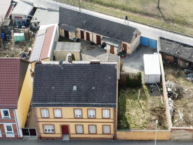 Kleines Mehrfamilienhaus mit 3 Einheiten, nahe dem Bahnhof und mit Ausbaupotential, 5,1 % Rendite