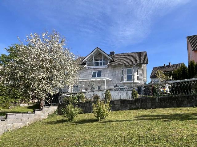 KLEINES MFH MIT DREI WOHNEINHEITEN UND PANORAMABLICK! INKL. 2 TERRASSEN, BALKONEN  CARPORT & GARAGE