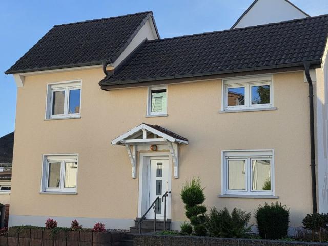 Kleines Einfamilienhaus mit Garage zu vermieten !