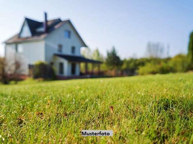 Kleines Einfamilienhaus nebst Carport und Garage
