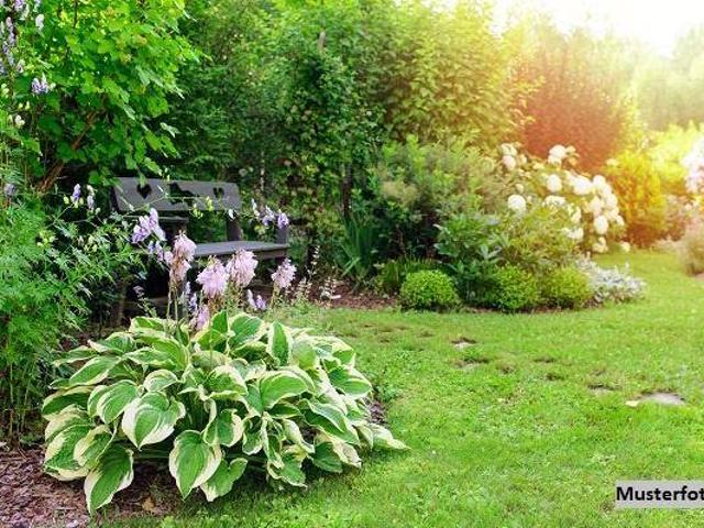 Kleines Gartenparadies mit Gartenhaus, Terrasse & Teich