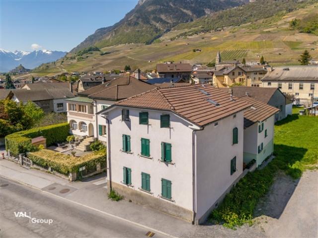 Kleines Gebäude im Herzen des Dorfes mit einer Bruttorendite von 4,5 %
