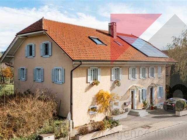Kleines Gebäude mit drei renovierten Wohnungen mit Mietertrag