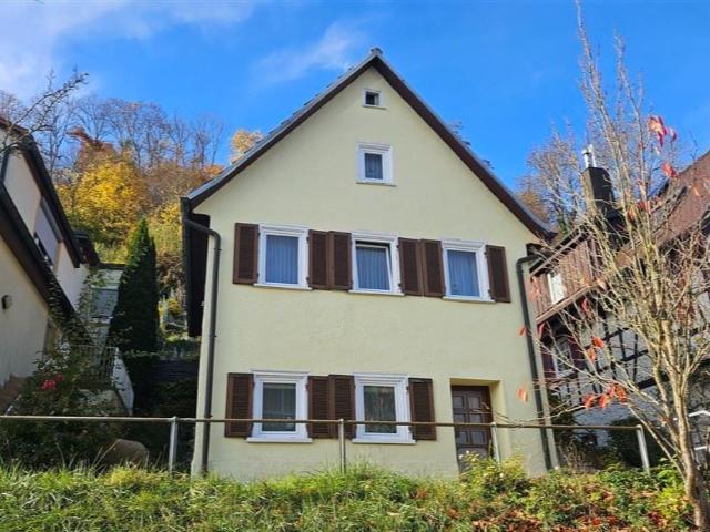 Kleines Haus im Flügel mit schönem Garten und Denkmalschutz