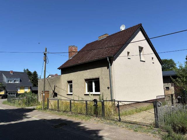 Kleines Haus in ordentlichem Zustand auf Sonnengrundstück