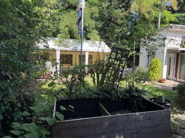 Kleines Haus mit Garten