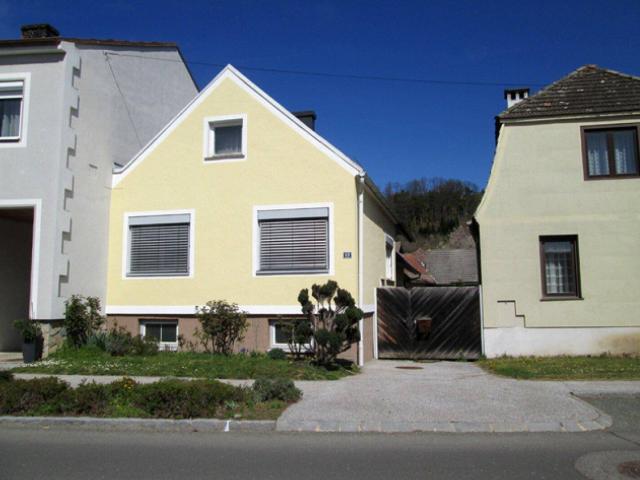 Kleines Haus mit Potential in Ortslage mit idyllischen Gärten und Nebengebäuden!