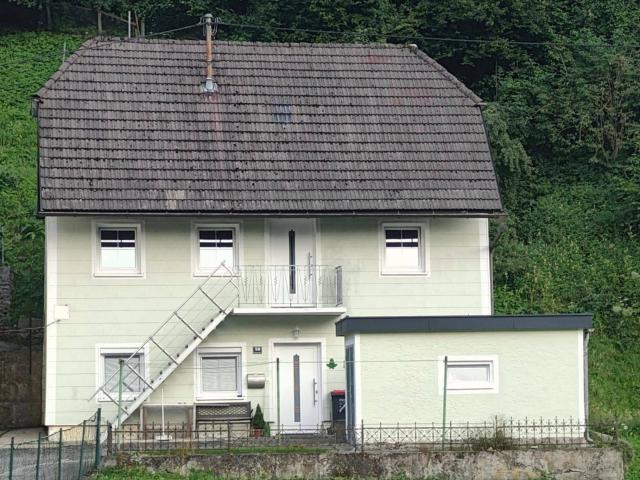 Kleines Häuschen am Waldrand