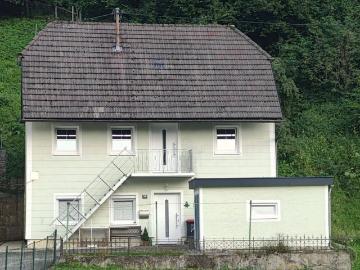 Kleines Häuschen am Waldrand