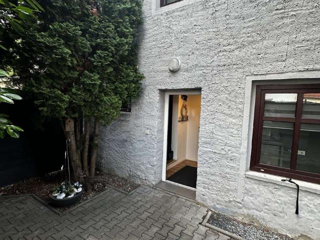 Kleines Hinterhaus mit kleinem Grundstück