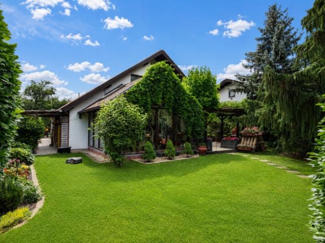 Kleines Knusperhaus mit großen Zaubergarten, Wintergarten und Pool!