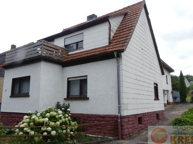 Kleines 1 Familienwohnhaus mit Nebengebäude u. Doppelgarage, großer Garten in Schlüchtern Niederzell