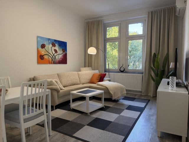 klimatisiert, vollständig möbliert, frisch renoviert, löffelfertig, 2 Zi, KDB und Balkon