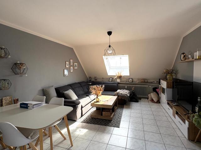 ~~ KLIMATISIERTE DACHGESCHOSSWOHNUNG MIT BALKON IN FELDRANDLAGE ~~