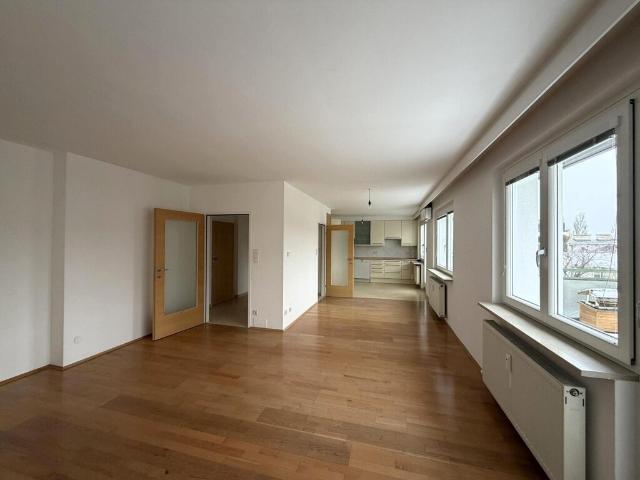 Klimatisierte Dachgeschosswohnung mit 4 Schlafzimmer und Garage / Air conditioned attic apartment with 4 bedrooms and garage /