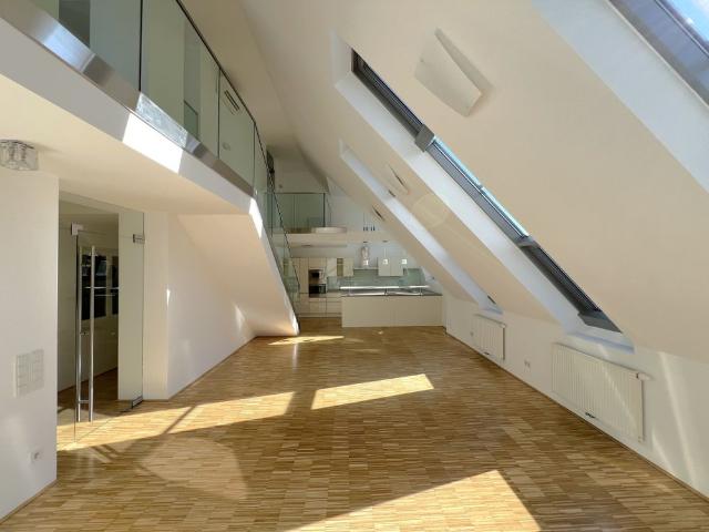 Klimatisierte DG Maisonette mit Terrasse
