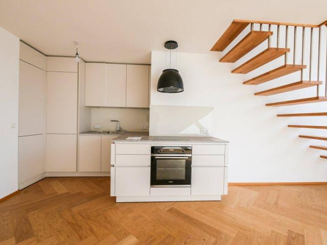 Klimatisierte DG Maisonette mit toller Dachterrasse und eigenem Garagenplatz