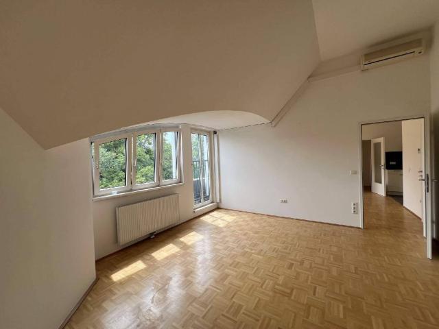 Klimatisierte, großzügige 2 Zimmer Dachgeschosswohnung mit herrlichem Blick ins Grüne!