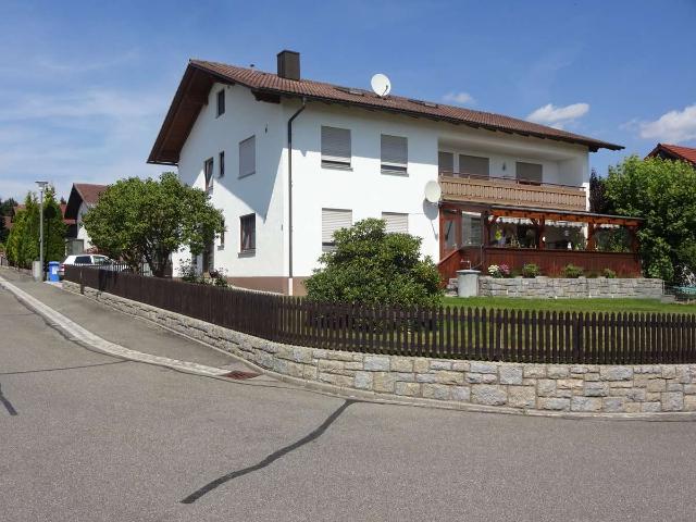 Klimatisierte, teilmöblierte 2,5 Zimmer DG Wohnung mit Einbauküche in Stamsried