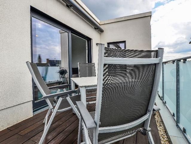 Klimatisiertes City Refugium am Friesenplatz: Großzügige 3 Zimmer Wohnung mit Klimaanlage, Balkon und Terrasse – zeitwohnen.de