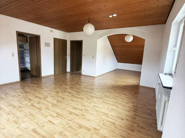 Klingenmünster: Dachgeschosswohnung mit Carport Stellplatz