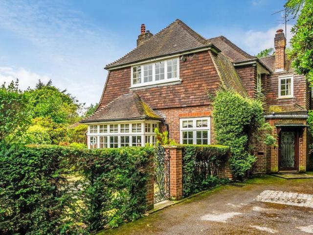 Knowl Hill, Woking GU22 4 bed detached house to rent £5,000 pcm £1,154 pw