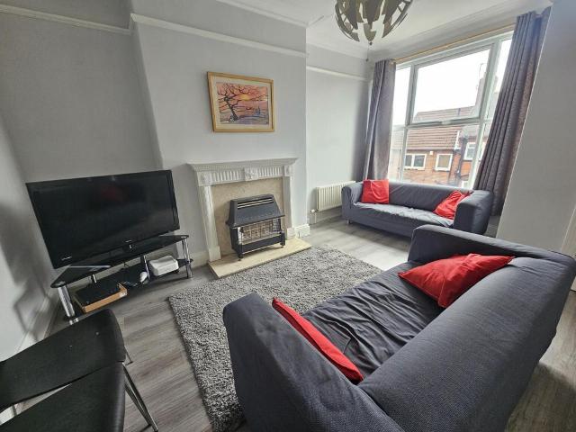 Knowle Mount, Leeds 3 bed house to rent £1,300 pcm £300 pw