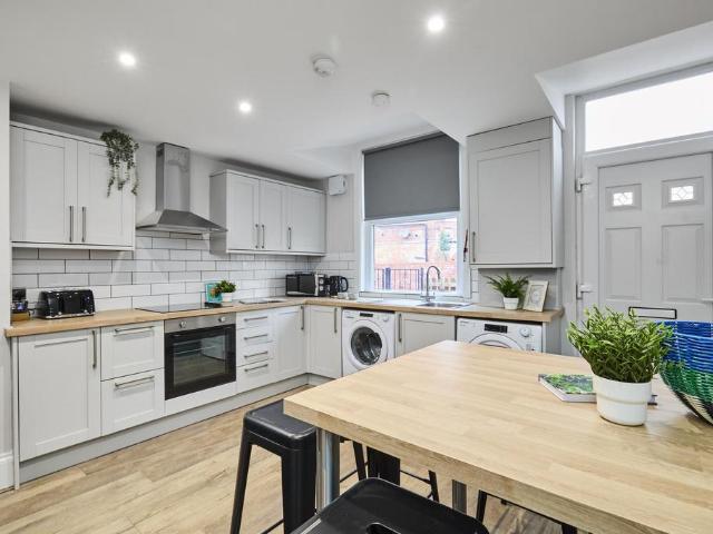 Knowle Mount, Leeds LS4 6 bed house to rent £3,770 pcm £870 pw