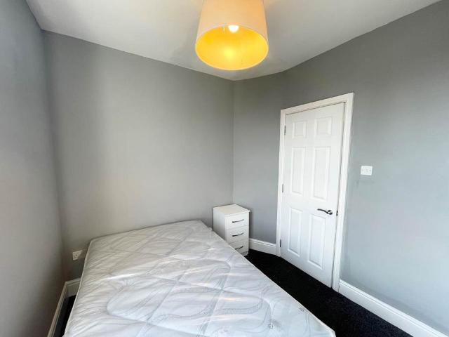 Knowle Terrace Room 2, West. 4 bed house share to rent £450 pcm £104 pw