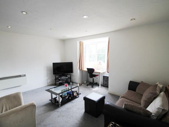 Knowles Close, West Drayton UB7, 1 bed flat to rent, £1,300 pcm | PrimeLocation