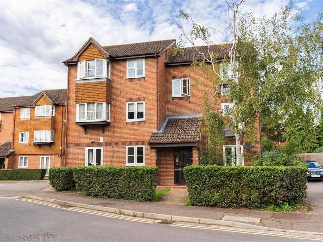 Knowles Close, West Drayton UB7 2 bed apartment to rent £1,675 pcm £387 pw