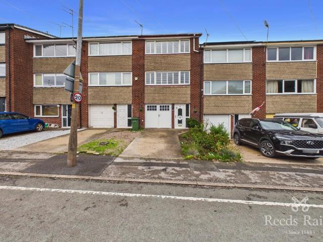 Knowsley Road, Stockport SK1 3 bed terraced house to rent £1,500 pcm £346 pw