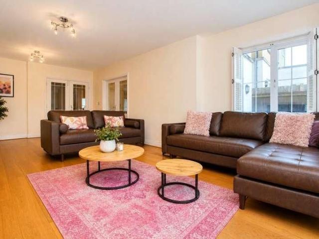 Knox Road, Queen Elizabeth Park, Guildford, GU2