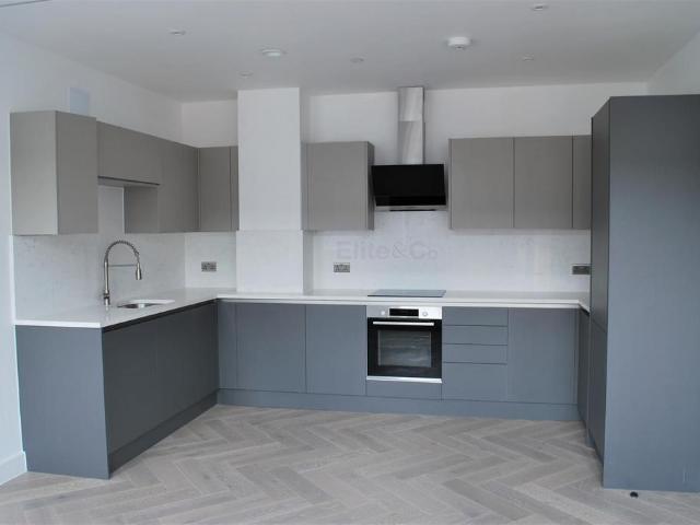 Knoll Rise, Orpington, BR6 2 bed apartment to rent £1,900 pcm £438 pw