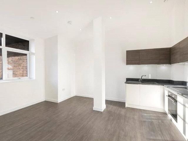 Knoll Road, Camberley, GU15 2 bed flat to rent £1,350 pcm £312 pw