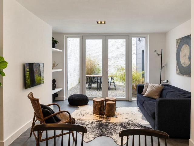 Knap bemeubeld één slaapkamer appartement te huur nabij Gent