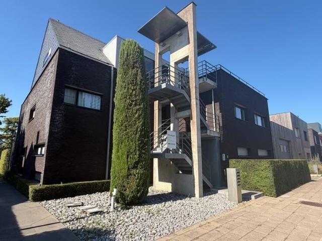 KNAP DESIGNAPP. MET GROOT TERRAS 24M2 LIFT GARAGE