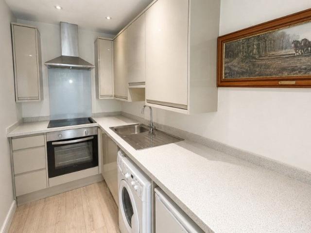 Knaphill, Woking GU21, 1 bed flat to rent, £1,000 pcm | PrimeLocation
