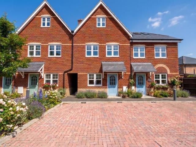 Knaphill, Woking, Surrey GU21, 3 bed terraced house to rent, £2,550 pcm | PrimeLocation