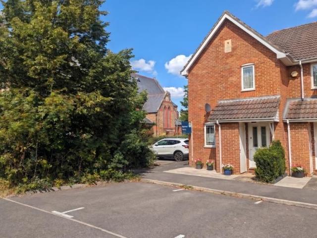Knaphill, Woking, Surrey GU21, 1 bed end terrace house to rent, £1,350 pcm | PrimeLocation