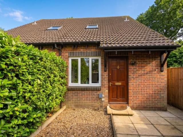 Knaphill, Woking, Surrey GU21, 1 bed terraced house to rent, £1,450 pcm | PrimeLocation