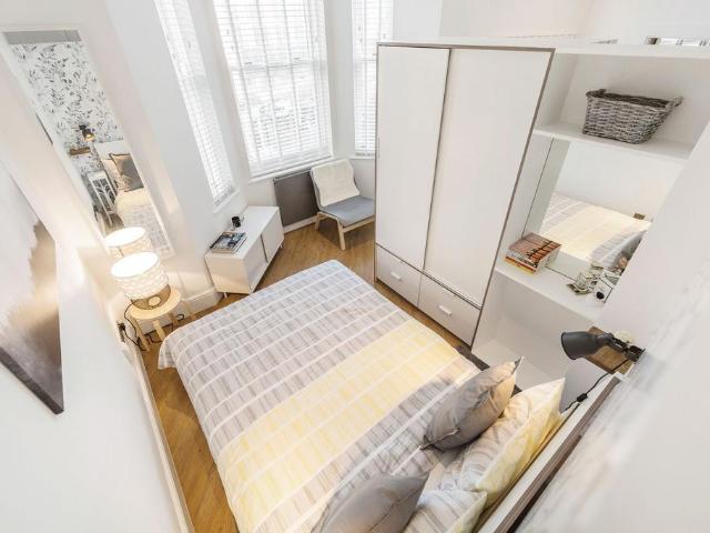 Knaresborough Place, South. Studio to rent £2,600 pcm £600 pw