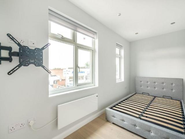 Kneller Road, Whitton, Twickenham, TW2 Studio to rent £1,300 pcm £300 pw