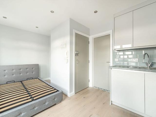 Kneller Road, Whitton, Twickenham TW2, Studio to rent, £1,300 pcm | PrimeLocation