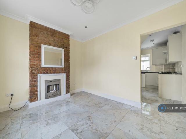 Kneller Road, Twickenham, TW2 2 bed terraced house to rent £1,999 pcm £461 pw