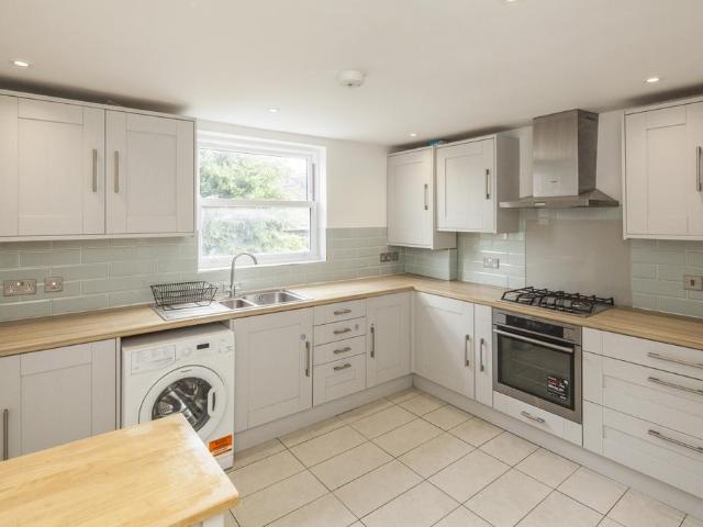 Knighton Park Road London SE26 3 bed flat to rent £2,250 pcm £519 pw