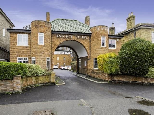 Knights Park Kingston upon Thames KT1 3 bed flat to rent £2,500 pcm £577 pw
