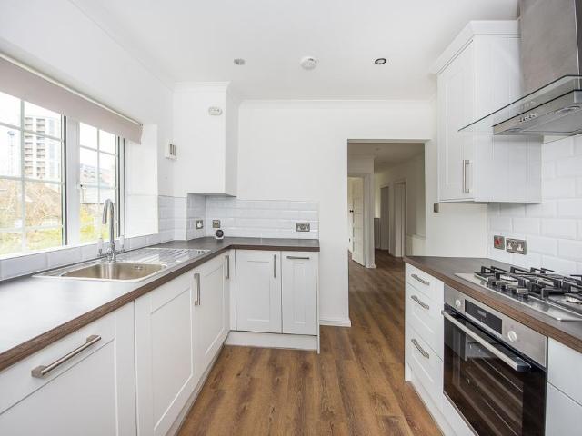 Knights Park Kingston upon Thames KT1 3 bed flat to rent £3,250 pcm £750 pw