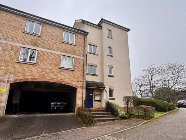 Knights Place, Redhill 2 bed apartment to rent £1,600 pcm £369 pw