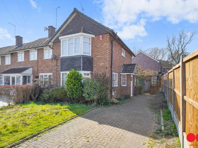 Knights Way, Brentwood CM13 2 bed end of terrace house to rent £1,900 pcm £438 pw